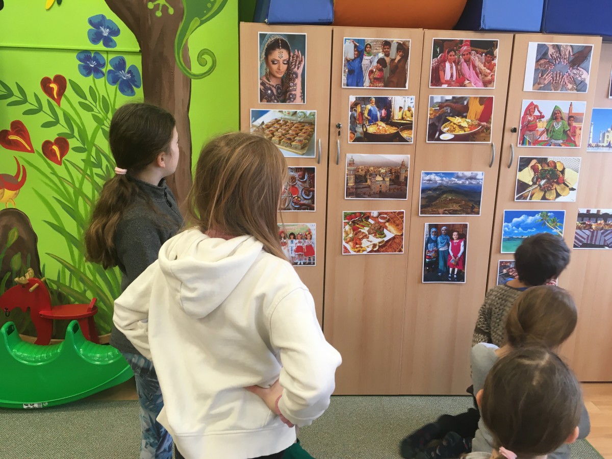 Žáci Duhové třídy na výpravách.